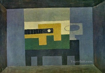 パブロ・ピカソ Painting - テーブルの上のギターと水差し 1918年 パブロ・ピカソ